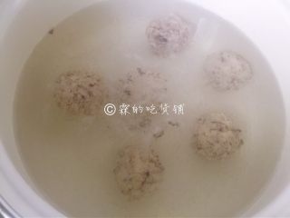 香菇鸡胸肉丸,煮至浮起，就可以捞出了（这时的鸡肉丸还是个半成品哦，不能直接吃，还需要再次加工的）