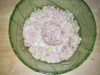 肉糕（午餐肉蒸蛋）,中间按出一个凹槽