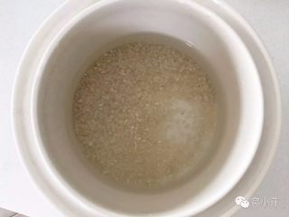 宝宝辅食：栗子鸡丝粥,将米放入BB煲，加入清水，用BB煲“BB粥”功能或电饭锅“煮粥”功能，进行熬粥。
》BB煲大概需要2个半小时，电饭锅需要1个半小时（每个品牌的BB锅或电饭锅，煮粥时间可能会不一样，妈妈们需要根据自家情况，调整下操作的时间哈）
》一般小芽熬粥，米和水的比例，会用1：7或1：8的比例，前者稠一点，但如果加的配料较多，就需要多加点水了。