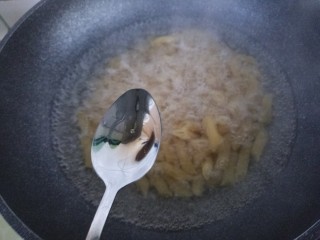 午餐肉通心粉,加一勺橄榄油。