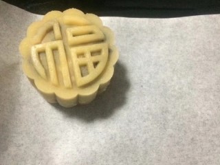 金秋玫瑰五仁月饼,在烤盘中压出生月饼坯子