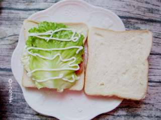 十味 三明治减肥便当,依次摆上所以食材，加上沙拉酱