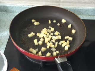 培根煎蛋咖喱饭🍛,把土豆粒放油翻炒