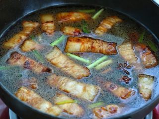 红烧肉炖萝卜,添入适量清水没过锅中食材，水量最好一次加够，大火煮开后改中小火炖煮四十分钟左右