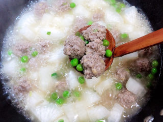 萝卜肉丸汤,中火慢炖2分钟，肉丸都已熟了，可以出锅了。