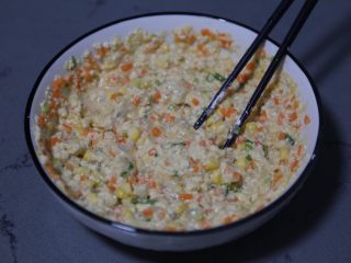 蔬菜肉饼,用筷子再次拌匀