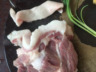 豆瓣春笋腊肉饭,取五花肉的肥肉部分