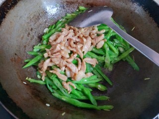 四季豆炒肉丝,倒入肉丝