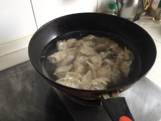 玉米胡萝卜饺子,把包完的饺子放进烧开的水中