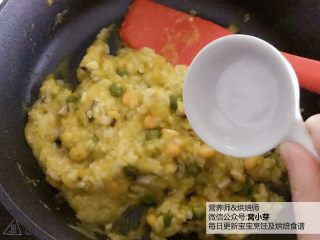 宝宝辅食：香甜软糯，暖融融的南瓜时蔬炖饭！18M+,当南瓜酱汁变得比较浓稠，倒入准备好的米饭，搅拌均匀，加少许盐调味，翻拌均匀即可（盐也可不加，南瓜本身香甜软糯，不加盐也会很开胃好吃）。