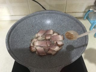 10分钟快手菜  毛葱木耳炒腊肉,反超均匀，加入花椒粉