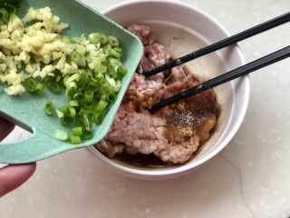 日影红霞里梦思➕腊肉豆腐肉饼蒸蛋,再加入姜末葱白