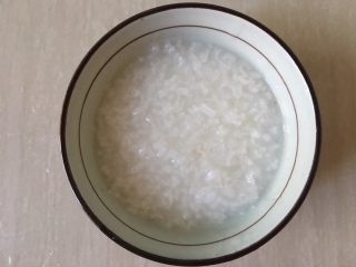 油菜鳕鱼蛋黄粥,白粥基底提前电饭煲熬好备用。