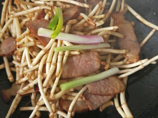 鱼腥草炒腊肉,鱼腥草炒熟后放入葱白部分继续炒