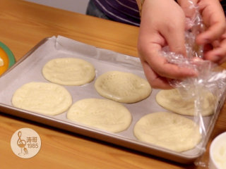 金枪鱼披萨，味道鲜美，馅料十足,先准备小披萨，去掉保鲜膜