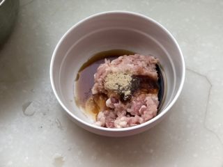 日影红霞里梦思➕腊肉豆腐肉饼蒸蛋,肉末中加入一汤匙料酒，一小勺蚝油，一汤匙生抽，少许生姜粉，一点白胡椒粉，半小勺白糖，1/4小勺盐。阿晨是根据自己口味调味的，大家可以根据自己的口味来调整用料和比例