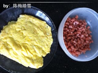 午餐肉粒蛋炒饭,锅烧开放油把鸡蛋煎好盛起，再放油把午餐肉炒香盛起备用。