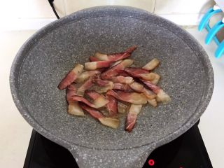 10分钟快手菜  麻椒炒腊肉,煸炒2分钟