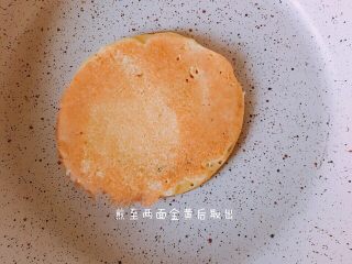 红豆铜锣烧,摊成小圆饼，煎至两面金黄后取出