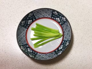 宝宝健康食谱  迷你小寿司,把莴笋切成小条