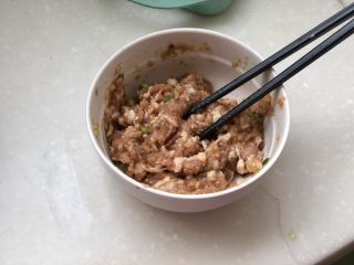 日影红霞里梦思➕腊肉豆腐肉饼蒸蛋,搅拌均匀，再分次打入一些清水，搅拌上劲让肉末吸收水分，使蒸出来的肉更加滑嫩