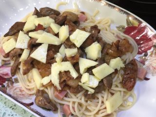 🍝培根烤肉奶酪意面,把马苏里拉奶酪拼在盘面，放微波炉加热一分钟