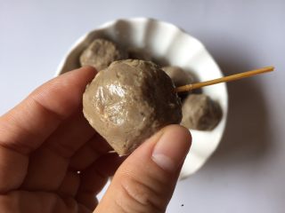 番茄牛肉丸,牛肉丸先用牙签扎孔好入味