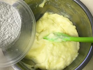 土豆糯米芝麻丸子,倒入过筛的糯米粉，用刮刀拌到无干粉