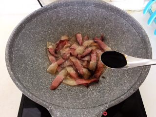 10分钟快手菜  麻椒炒腊肉,加入生抽