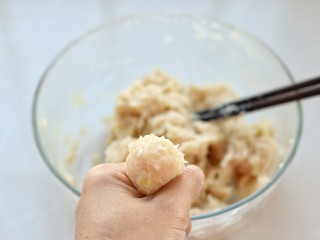 糖醋菜+酸甜鸡肉丸,锅中添适量清水烧开后转小火，用虎口将肉糜挤出丸子形状