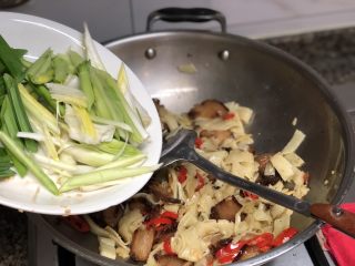 #猪年#舌尖上的家乡味➕腊肉蒜苗炒豆丝,炒到豆丝表面微焦，加入蒜白翻炒均匀