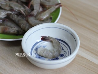 蝴蝶虾,将虾去头，去壳。虾壳不要完全去掉，留下最后一节虾尾壳和虾尾。