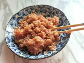 芡汁肉丸《附加详细肉丸制作》,用筷子搅拌均匀，腌制15分钟。