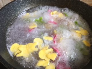 宝宝辅食之卡通彩色面片,煮熟后可以放入宝宝爱吃的菜