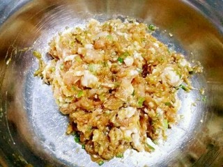 彩虹馄饨（宝宝超爱吃）,把剁好的肉糜放入容器中，调入食用油、料酒、生抽，花椒粉、盐、鸡精和香油一个方向搅拌上劲儿。