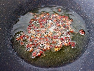 水煮猪血,另起油锅烧热后，倒入花生油烧至六成热时，放入花椒小火慢慢炸出香味。