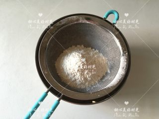 燕麦巧克力酸奶杯（阳晨堡尔美克）,分3次筛入低筋面粉，并用刮刀翻拌均匀至无干粉