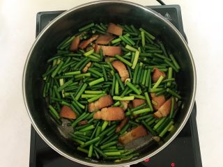 5分钟快手菜  腊肉炒蒜台,翻炒均匀即可