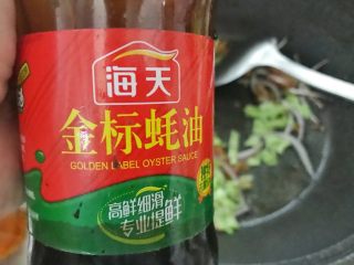 午餐肉时蔬炒乌冬,加点蚝油。