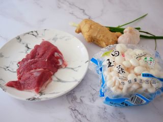 白玉菇炒肉片,准备好材料