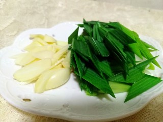 湘味～白辣椒炒腊肉,蒜瓣切片，蒜苗切段。