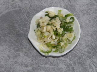 菠菜猪肉丸汤,葱姜蒜都切成末