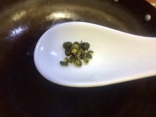 香蒜苗腊肉~年味美食,热锅下适量的菜籽油五层热放入花椒