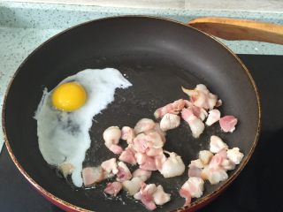 培根煎蛋咖喱饭🍛,加油放培根和鸡肉翻炒

顺便打个鸡蛋在旁边