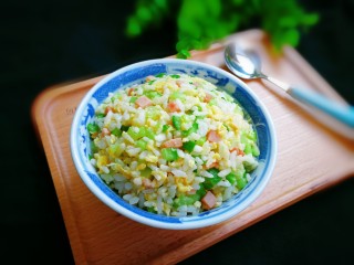 十味  午餐肉黄瓜蛋炒饭,非常漂亮的蛋炒饭是不是令人垂涎欲滴