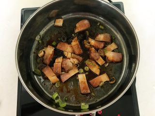 5分钟快手菜  腊肉炒蒜台,翻炒均匀