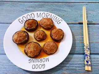 香菇镶鲜肉丸,美味可口的香菇镶鲜肉丸装入盘中淋上原汁原味的汤汁棒极了