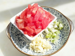 花样面条+塔佳琳肉丸面,大蒜切末，葱切丝，番茄切成小丁。