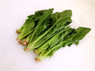 腊肉菌菇蔬菜汤,红很菠菜，清洗干净