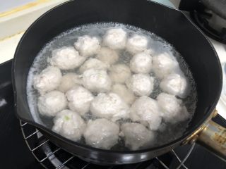 Q弹劲道的山药肉丸子,肉丸全部做好放入水里，等肉丸全部飘起来就可以关火。